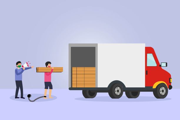 男人命令被绑的男孩把木头装进卡车图片下载