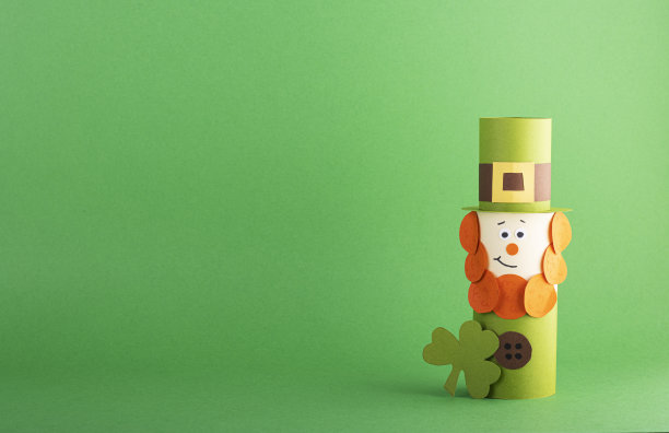 绿色可爱的小精灵由手工纸制成，绿色背景，文字空间图片下载