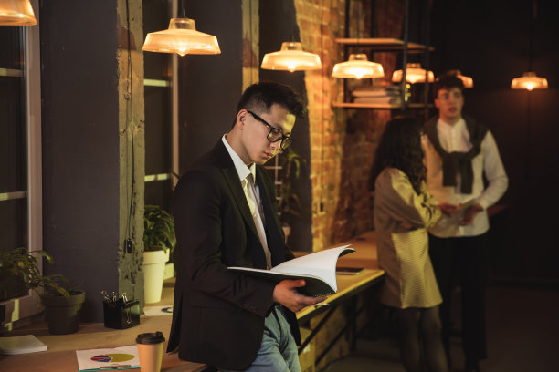 同事在现代的办公室里一起工作，在创意会议期间使用设备和小工具图片下载