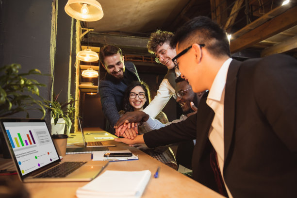 同事在现代的办公室里一起工作，在创意会议期间使用设备和小工具图片下载