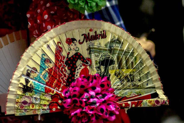 扇子、围巾和商店里的饰品图片下载