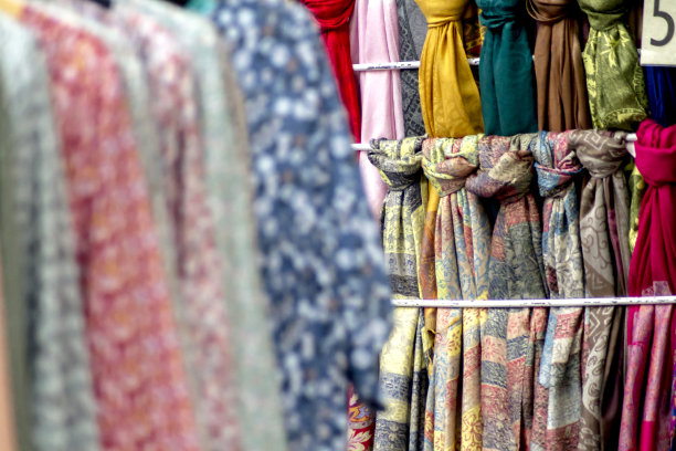 扇子、围巾和商店里的饰品图片下载