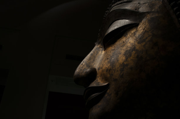 黑暗中一尊佛像裂开的脸图片下载