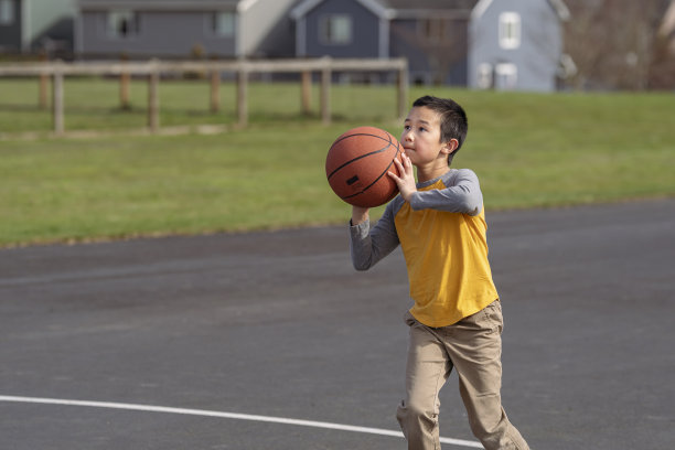 一个小学生在公园里打篮球图片下载