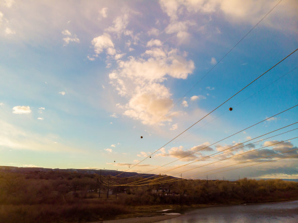 高压能源电杆和电力线照片系列图片下载