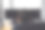 一个开发者坐在他的黑屏桌面电脑后面的后视图图片下载