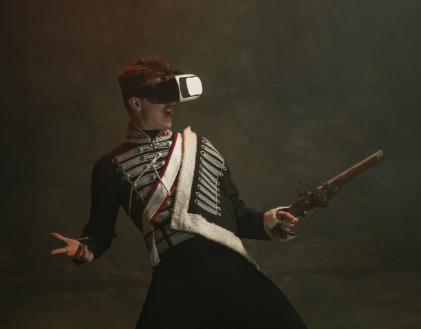 年轻男子在西装皇家人孤立在深绿色的背景。复古风格，比较时代的概念。漂亮的男模像历史人物，君主，守旧。图片下载