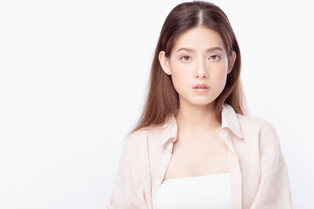 肖像美丽年轻的亚洲女人干净清新裸露的皮肤概念。亚洲女孩美容面部护肤保健，面部护理，完美肌肤，自然妆容。孤立在白色背景上。图片下载