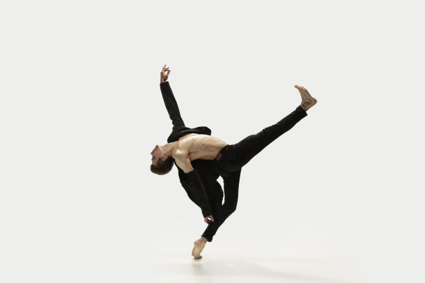 男人在休闲风格的衣服跳和舞蹈孤立的白色背景。艺术，运动，动作，灵活性，灵感概念。灵活的白人芭蕾舞者。图片下载