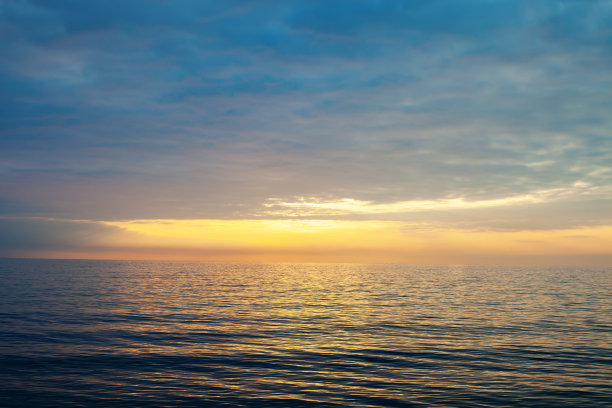 惊人的海滩日落与无尽的地平线。水平的。有选择性的重点。图片下载