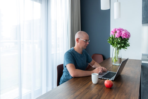 人使用笔记本电脑。图片下载