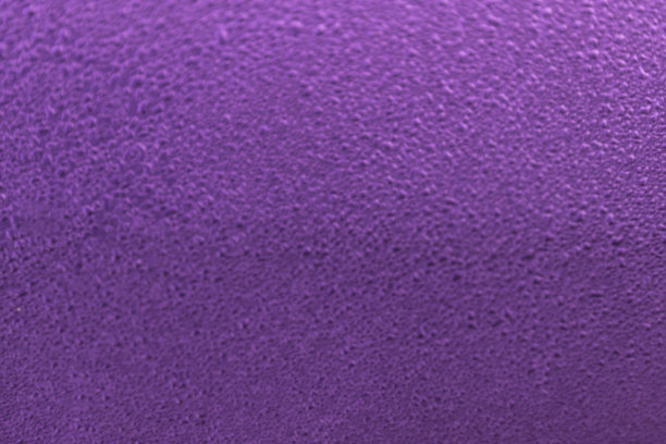 水滴纹理模糊。雨滴落在紫色的表面。明亮的背景或壁纸图片下载