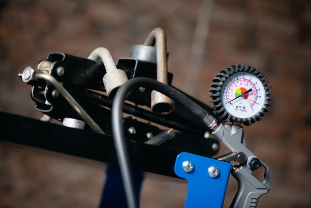 气泵和汽车千斤顶。图片下载