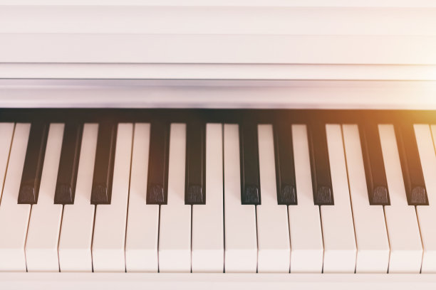 经典白色钢琴键盘图片下载