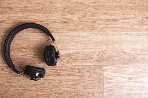 把耳机放在一张木桌上图片下载