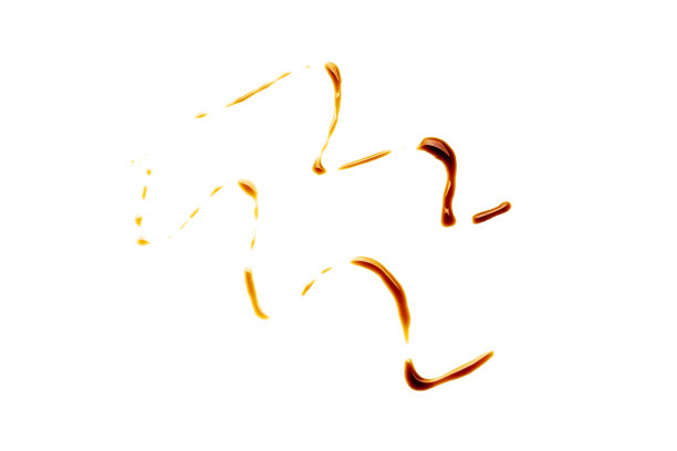 酱油滴孤立在白色的背景。酱油漩涡切掉。以上的观点。影棚拍摄图片下载