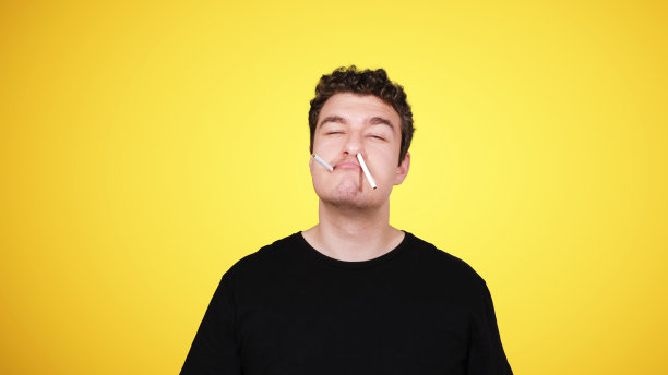 那个鼻子里塞着烟的家伙。图片下载