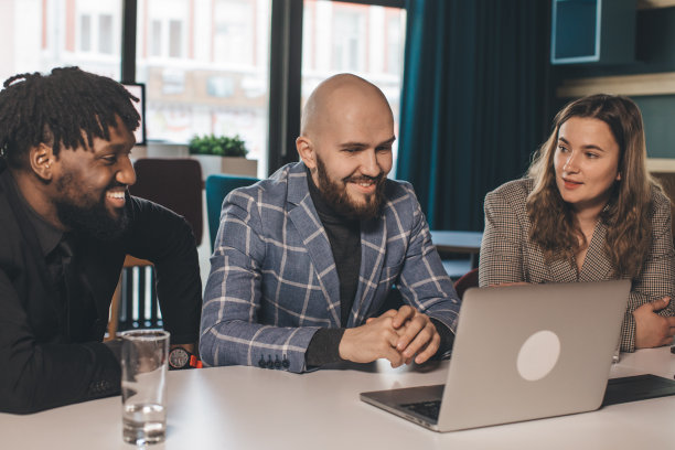 全面评估工作。一群年轻的商人坐在办公室里与同事一起工作和交流图片下载