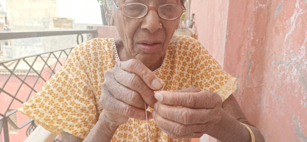 老妇人在缝布，图片下载