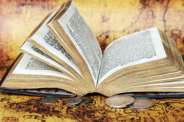 1902年的旧银币和一本1763年世界地图上的古董书图片下载