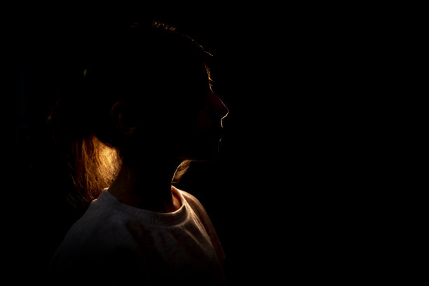 带背光的小女孩肖像图片下载