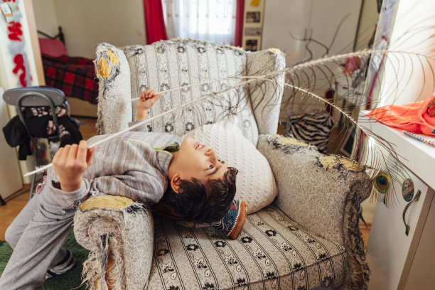 儿童手持孔雀羽毛的肖像图片下载