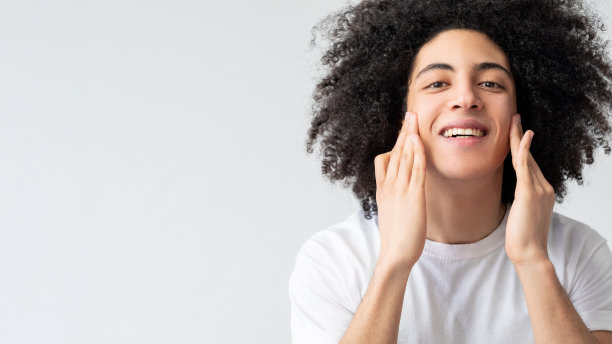 男人护肤面部美容，涂抹面霜图片下载