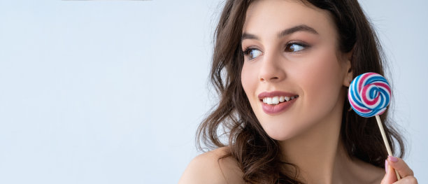 美旗护肤女人脸上微笑棒棒糖图片下载