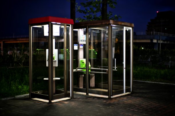 夜间为残疾人设置的电话亭图片下载
