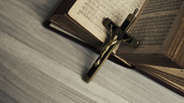 在古代，古老的，黑暗的色调，信仰的概念，圣经，基督教书和十字架的顶部视图。图片下载
