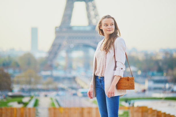 巴黎艾菲尔铁塔附近的年轻法国女人图片下载