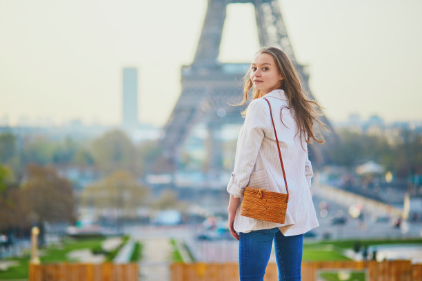巴黎艾菲尔铁塔附近的年轻法国女人图片下载