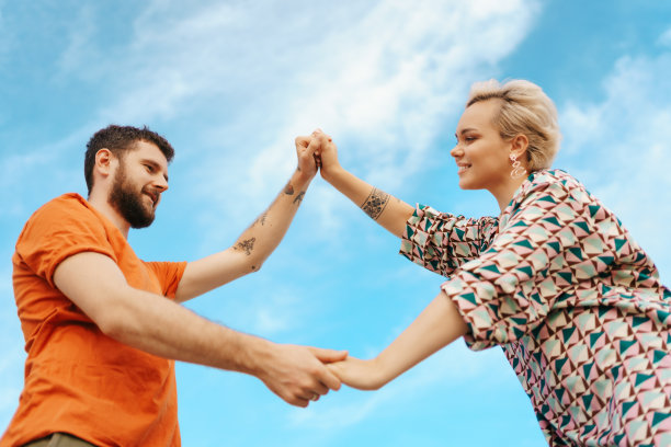 幸福的夫妇在天空的背景图片下载