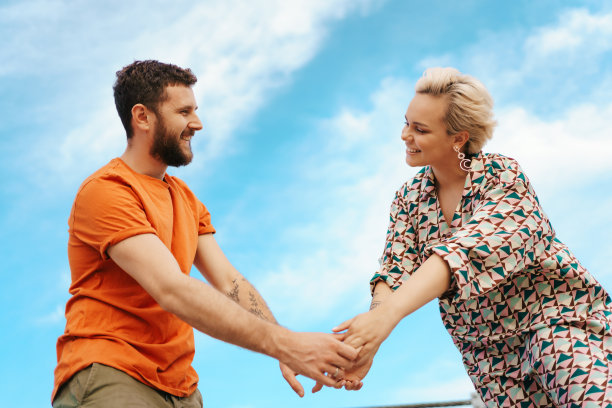 幸福的夫妇在天空的背景图片下载