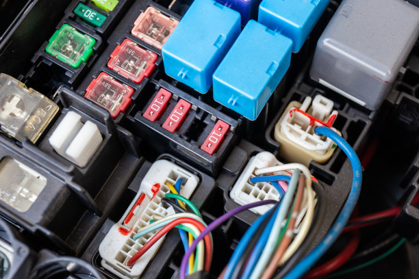 用于控制各种车辆系统的特写汽车保险丝套件。选择的重点图片下载