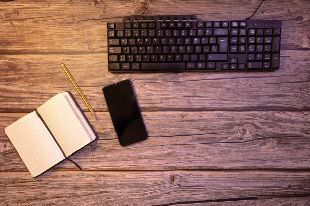 平面桌面的木材办公室在家里图片下载