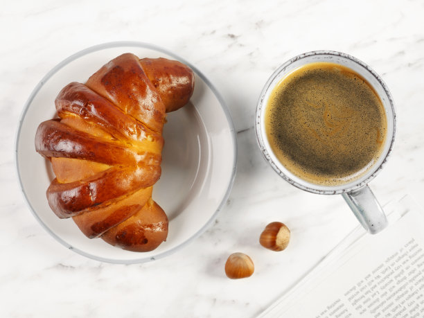 咖啡和羊角面包图片下载