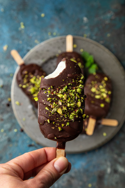 自制香草冰淇淋加巧克力和开心果图片下载