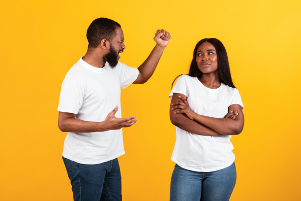 一对黑人夫妇吵架，一个男人对着他的妻子大喊大叫图片下载