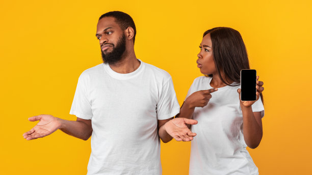 黑人女性在查看她男朋友的手机图片下载