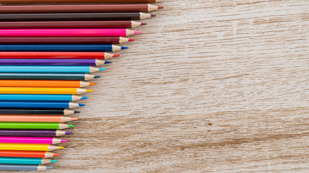 彩色铅笔排列在一张木桌上图片下载