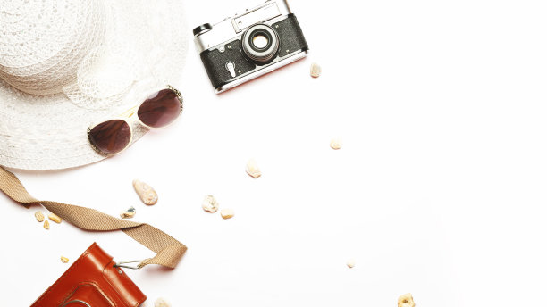 平躺在白色背景上的夏日海滩假日配件，草帽和太阳镜。空间的文本。旅游和海滩度假，俯视图。图片下载