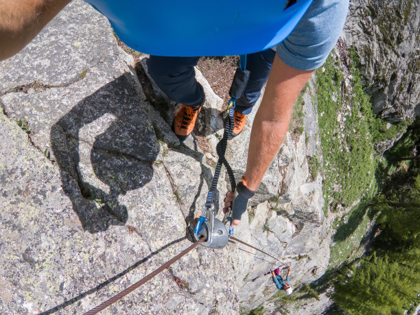 情侣在夏季Via ferrata上佩戴安全帽的主观视角图片下载
