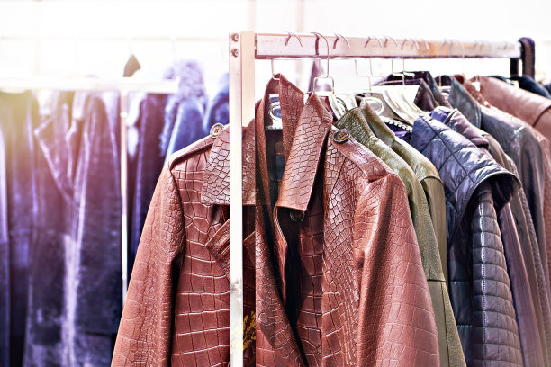秋天的皮夹克挂在市场上图片下载