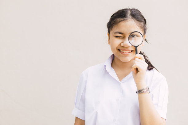 学生学生用放大镜寻找搜索发现和学习概念与空间的文本图片下载