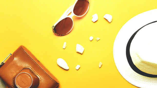 时尚太阳镜，复古相机和沙滩帽的白色背景。夏天旅游的概念。图片下载