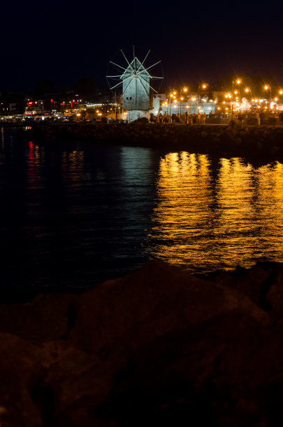 夜晚的保加利亚，古老的海滨小镇内塞巴尔的海岸图片下载