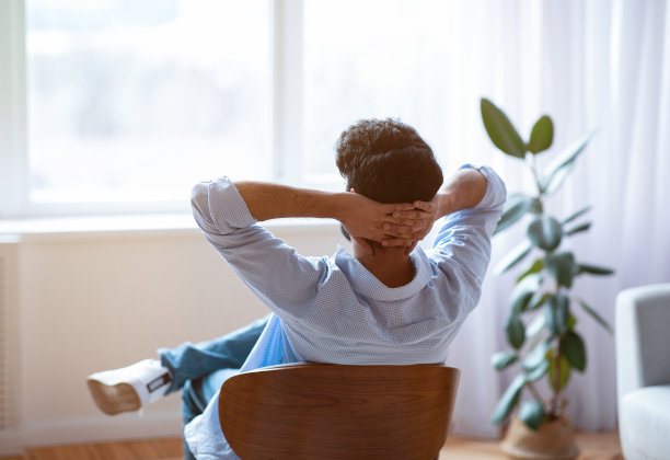 在家中椅子上放松的男子图片下载