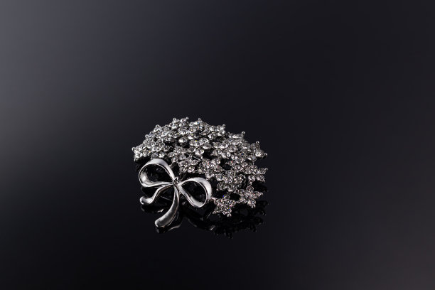 黑色背景下的珠宝和珠宝。胸针、发夹、耳环和吊坠。图片下载