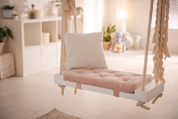 房间里漂亮的秋千和枕头。时尚的室内设计图片下载